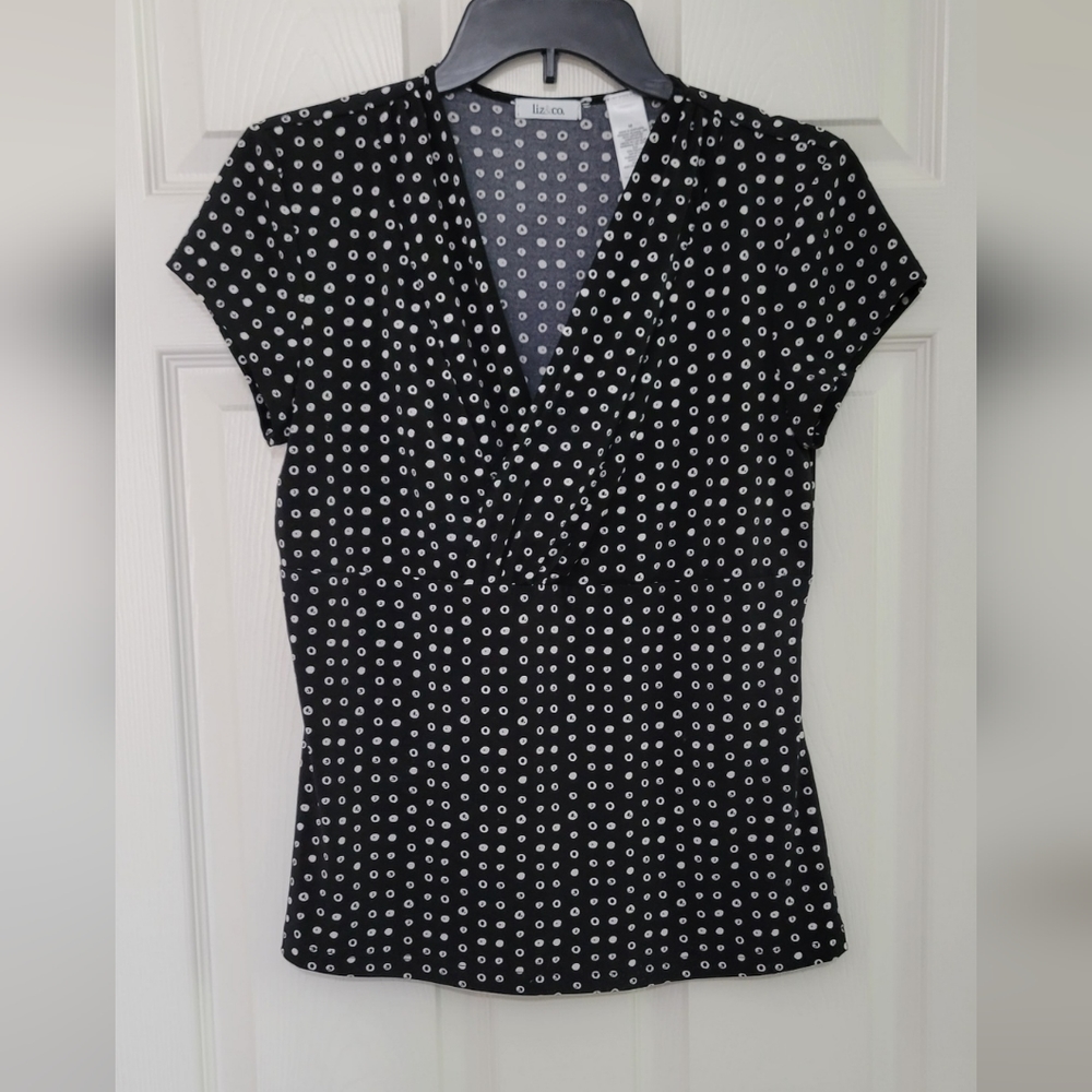 Liz & Co short sleeved stretch top with unique dot pattern, size M.